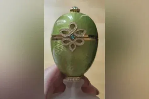 Random táskát emelt el egy londoni tolvaj, egy Fabergé-tojás volt benne