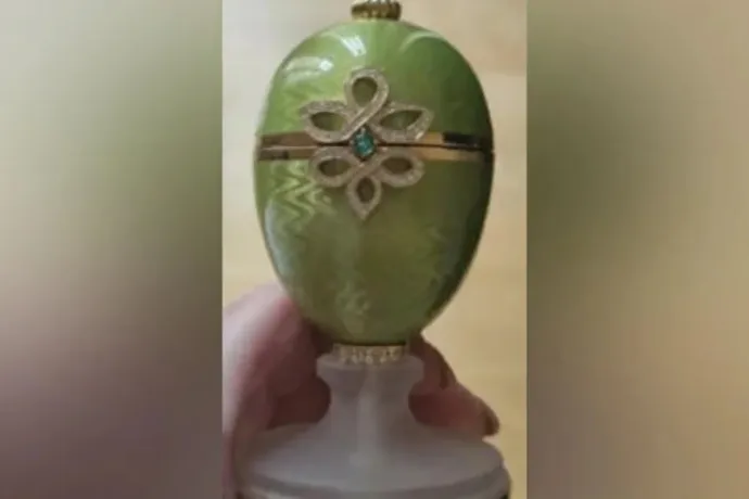 Random táskát emelt el egy londoni tolvaj, egy Fabergé-tojás volt benne