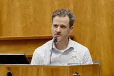 A segélykiáltásokat követve egy vérző fejű nőt találtak a sziklás ösvény szélén, a rajta térdeplő férje egy kővel ütötte a fejét