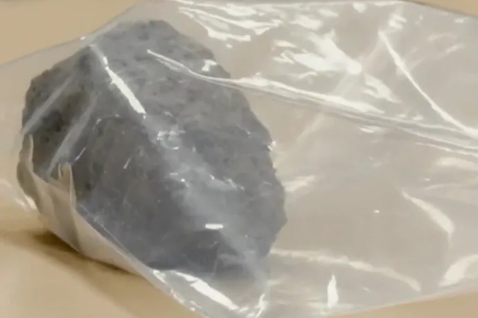 A támadáshoz használt kő bizonyítéktasakban a bíróságon – Fotó: KHON