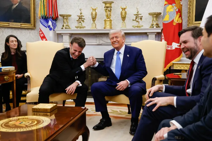 Emmanuel Macron és Donald Trump a Fehér Ház Ovális Irodájában a francia elnök 2025. február 24-i látogatásán – Fotó: Ludovic Marin / AFP