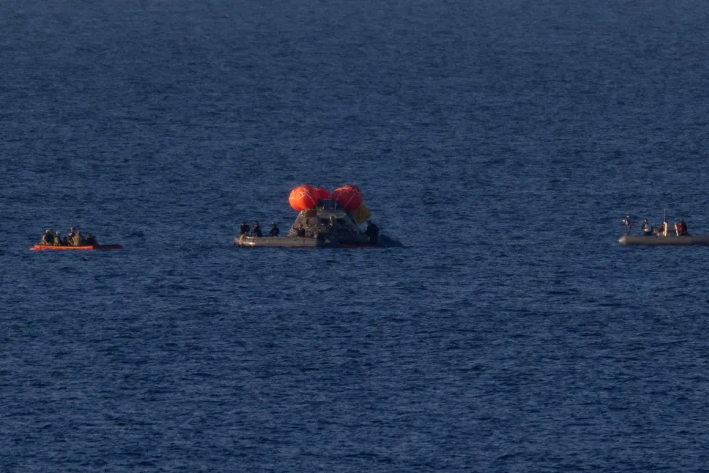 Történelmi űrutazás után sikeresen visszatért a Földre az Artemis-2 legénysége