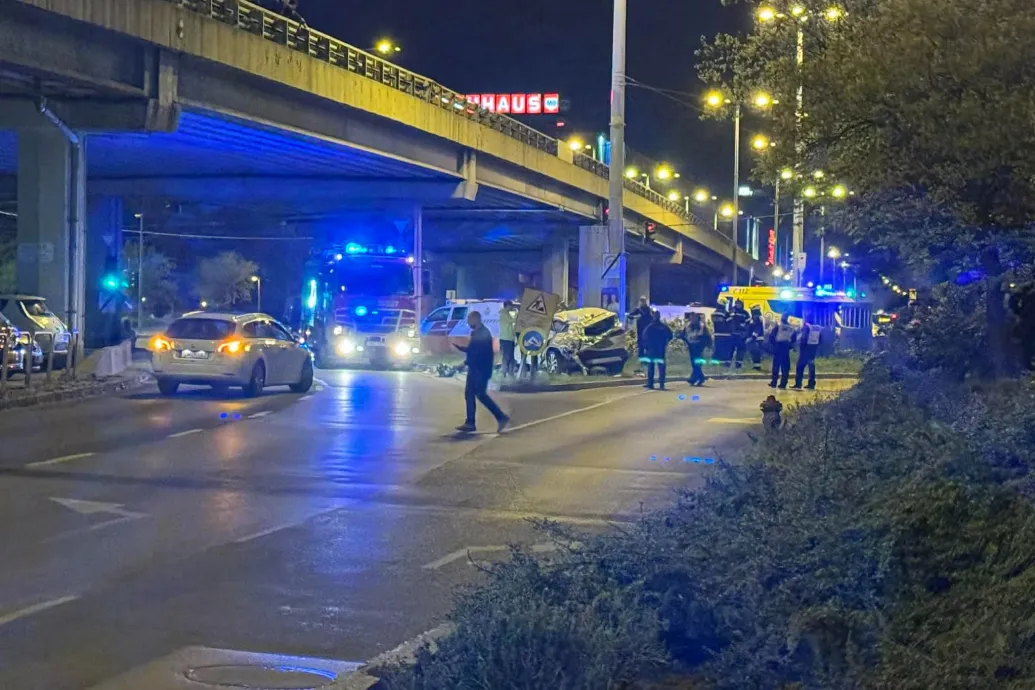 Lezuhant egy autó a felüljáróról a halálos balesetben a Göncz Árpád városközpontnál