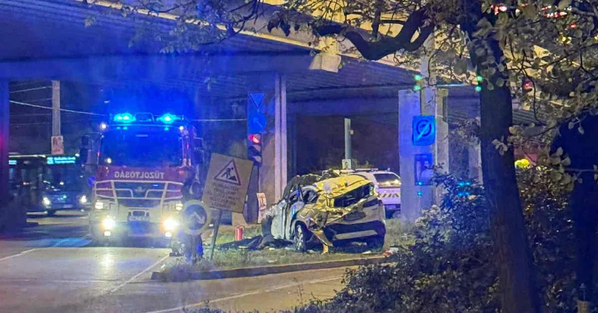 Lezuhant egy autó a felüljáróról a halálos balesetben a Göncz Árpád városközpontnál