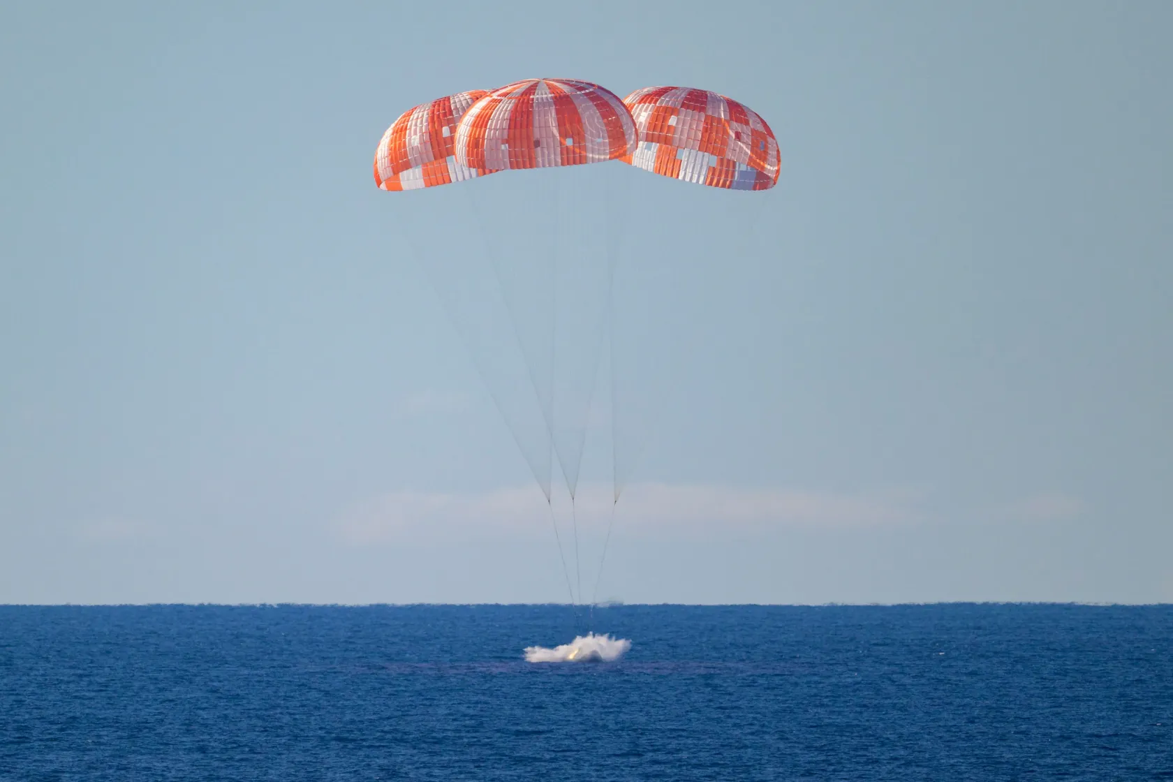 A NASA Orion űrhajója látható, miközben 2026. április 10-én a kaliforniai partoknál a Csendes-óceánba landol