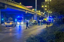 Lezuhant egy autó a felüljáróról a halálos balesetben a Göncz Árpád városközpontnál