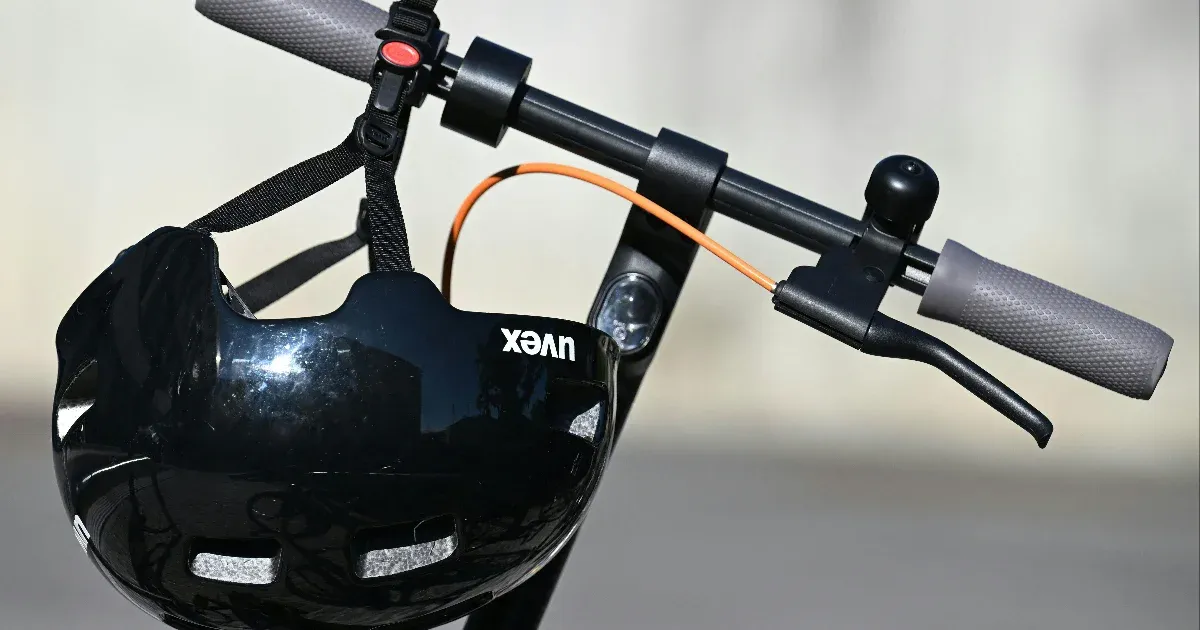 Májustól kötelező az irányjelző és a sisak az elektromos rollereken Ausztriában