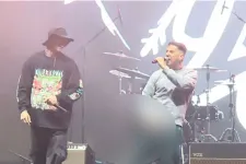 A Fidesz politikusai elborzadtak Eckü herés performanszától