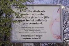 A császármetszést megbélyegző plakátok eltávolítását kéri egy USR-s szenátor Bukarestben