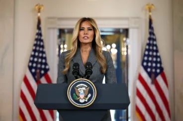 Melania Trump váratlanul ismét felhozta az Epstein-ügyet, ami az elnöknek sem jön jól