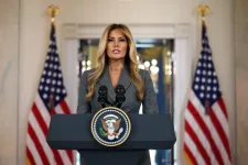 Melania Trump váratlanul ismét felhozta az Epstein-ügyet, ami az elnöknek sem jön jól