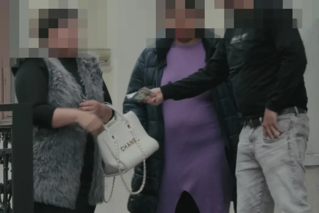 Pénzosztás a szegedi KDNP-iroda előtt: „Nem vagyunk olyan szívtelenek, hogy az aktivistáinknak ne adjunk ételt”