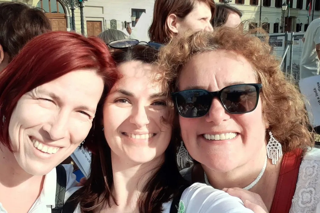 Lőrincz Kati (a kép jobb oldalán) rendszeres résztvevője a különböző tüntetéseknek, rendszerkritikus demonstrációknak – Fotó: személyes archívum