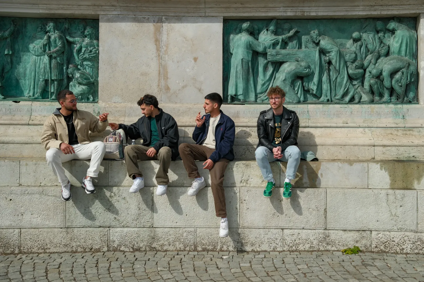 Gyuri (a kép jobb szélén) kinézett magának a Hősök terén egy jó kis helyet még a koncert legelején – Fotó: Márkos Tamás / Transtelex