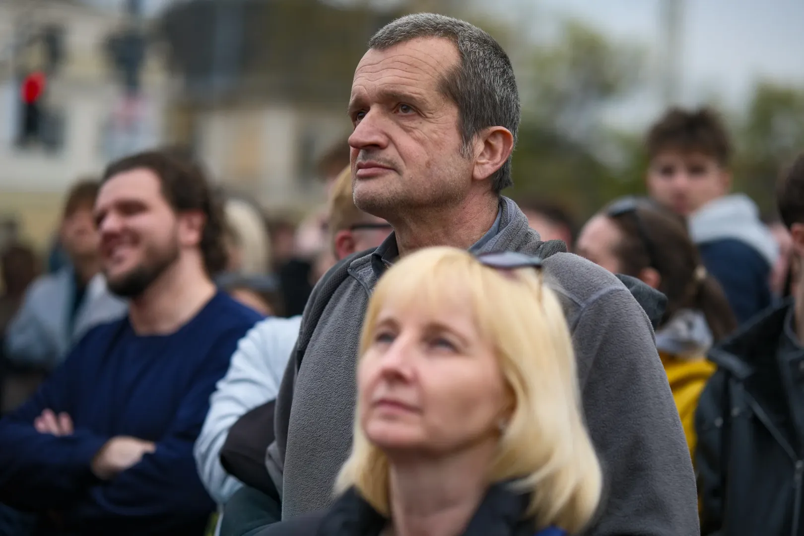 Szakáts István kolozsvári aktivista a koncerten – Fotó: Márkos Tamás / Transtelex