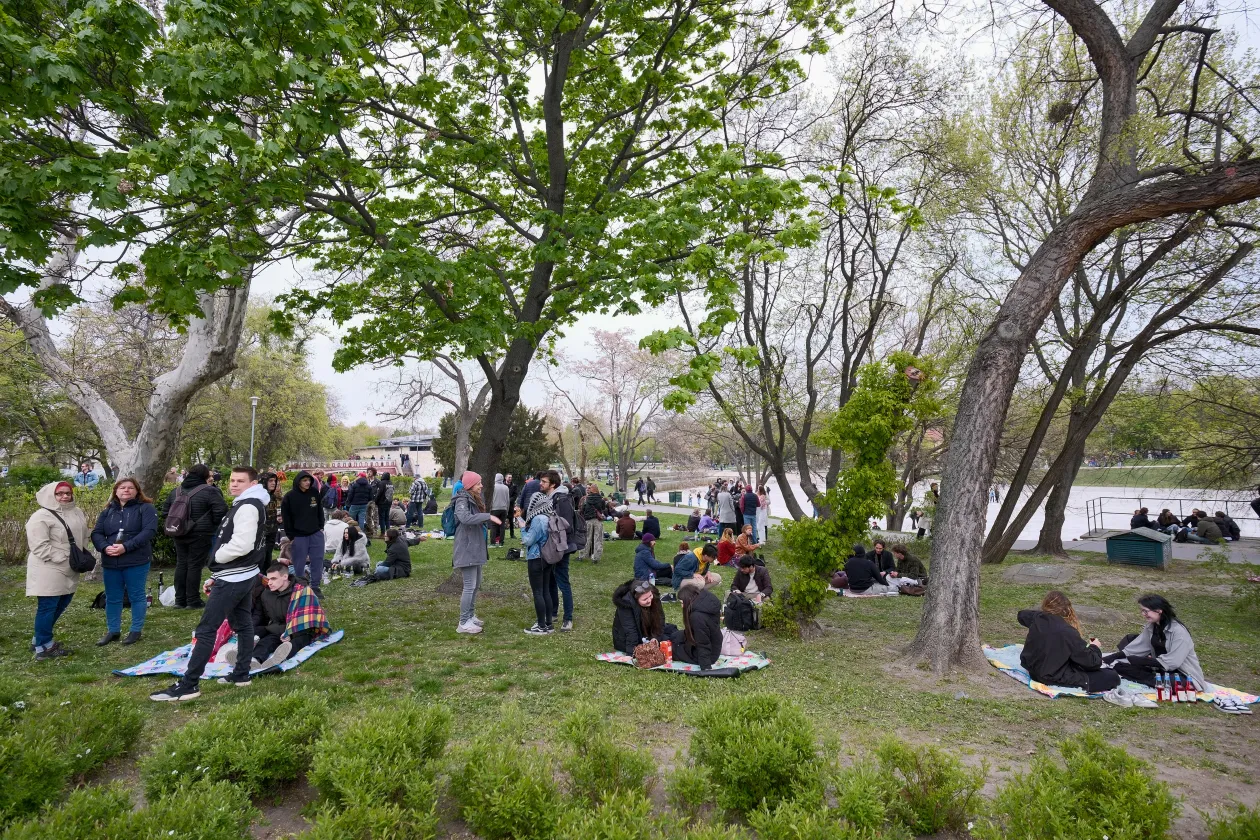 Fotók: A Városligeti-tó partját is ellepték a piknikezők-koncertezők. Molnár Gyuri ott is járt – Fotók: Márkos Tamás / Transtelex