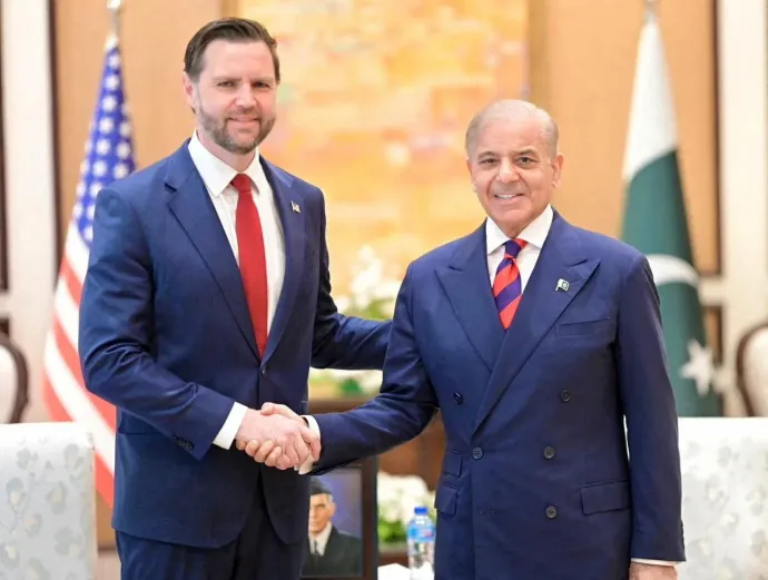 J.D. Vance amerikai alelnök és Shehbaz Sharif pakisztáni miniszterelnök találkozója Iszlámábádban, 2026. április 11-én – Fotó: Pakistan's Prime Minister Office / Reuters