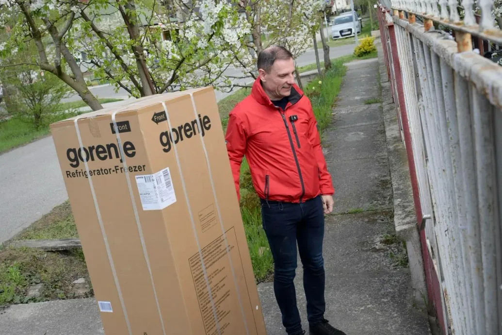 Tuzson Bence hűtőket osztogat