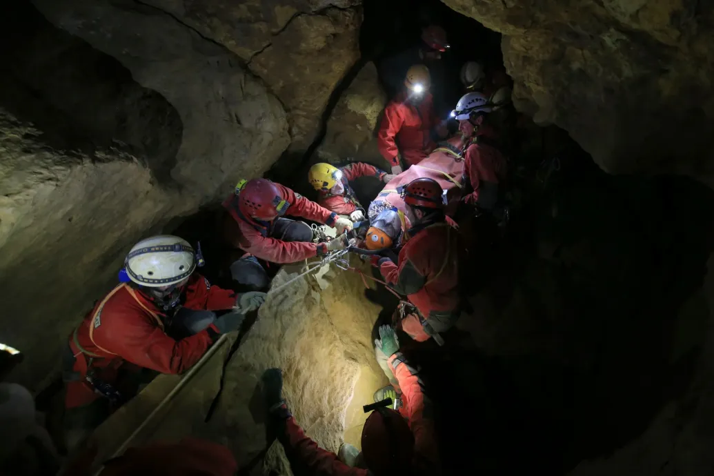 Sérültet mentett a barlangi mentős a Mátyás-hegyen, hazafelé tartott, amikor előtte zuhant le az autó a Göncz Árpád városközpont felüljárójáról