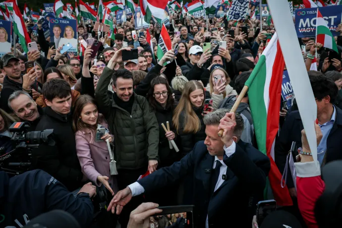 Magyar Péter érkezése a debreceni Egyetem térre – Fotó: Huszti István / Telex