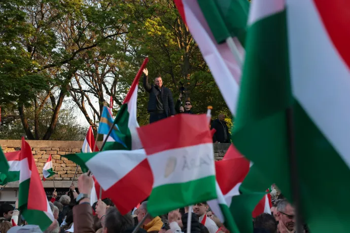 Menczer Tamást ujjongva fogadták a Fidesz kampányzárójára gyülekezők – Fotó: Hevesi-Szabó Lujza / Telex