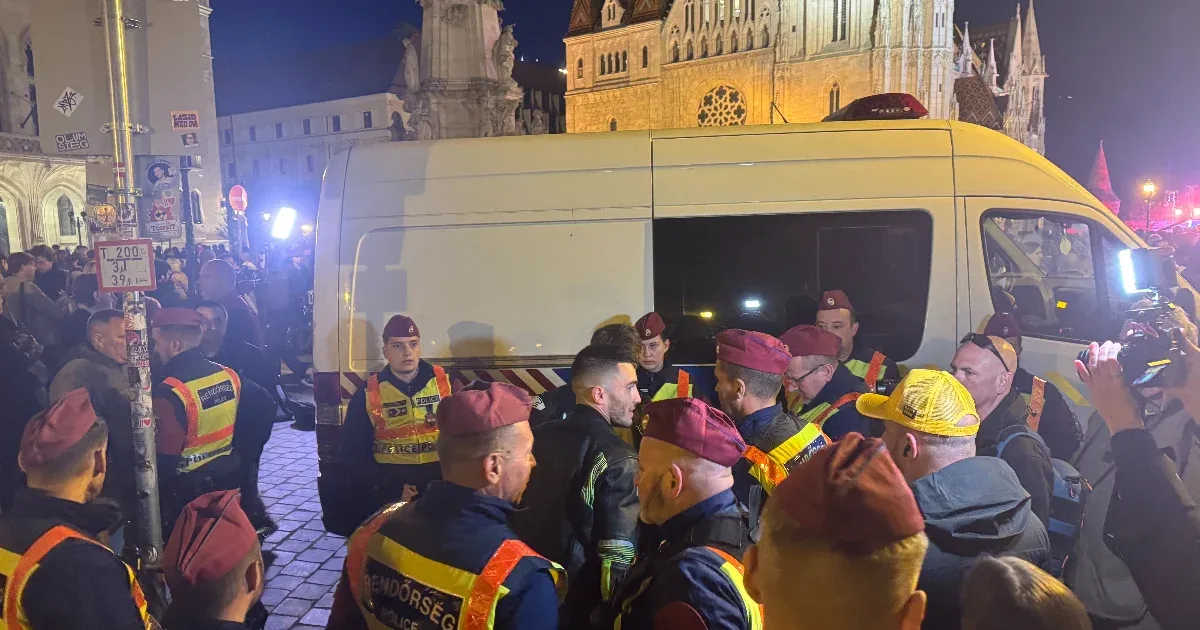 Rendőri intézkedés volt a Fidesz rendezvényén, tüntetők kezéből téptek ki egy molinót