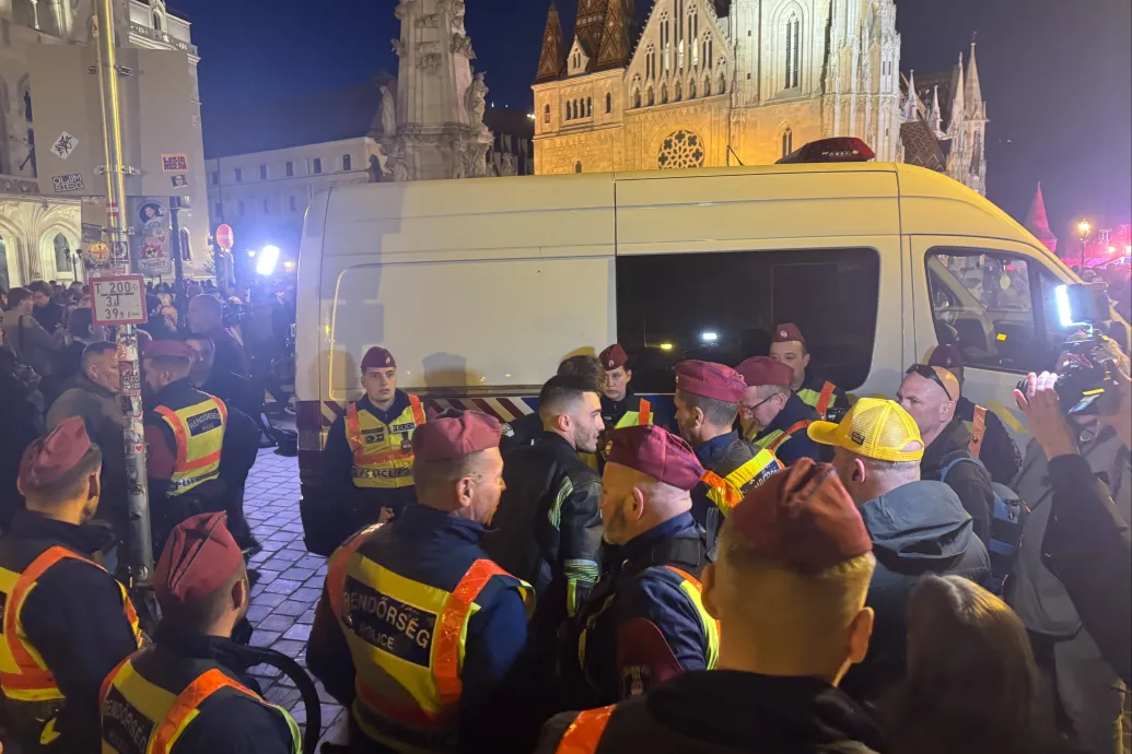 Rendőri intézkedés volt a Fidesz rendezvényén, tüntetők kezéből téptek ki egy molinót