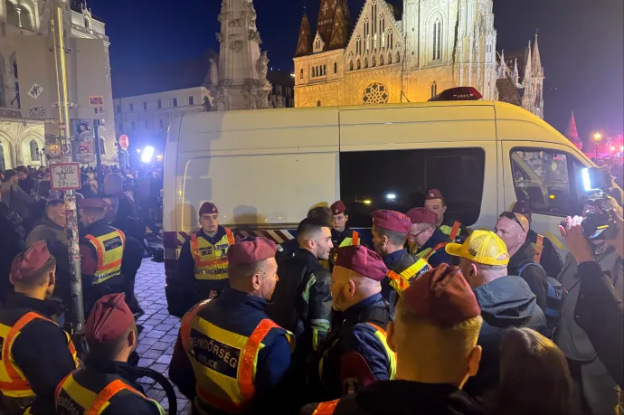 Kivezettek a rendőrök egy kormánypárti influenszert a Fidesz kampányzárójáról