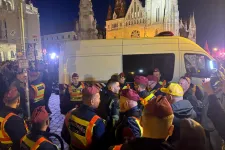 Kivezettek a rendőrök egy kormánypárti influenszert a Fidesz kampányzárójáról