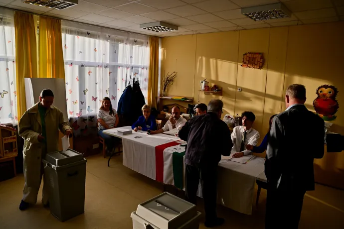 Szavaznak egy budapesti szavazókörzetben – Fotó: Mónus Márton / Reuters