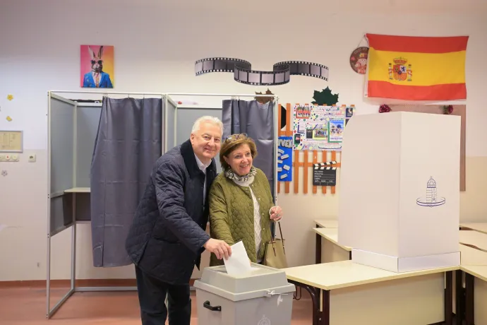 Semjén Zsolt miniszterelnök-helyettes, a Kereszténydemokrata Néppárt (KDNP) elnöke és felesége, Semjénné Menus Gabriella leadja szavazatát az országgyűlési választáson a budapesti II. Rákóczi Ferenc Gimnáziumban kialakított szavazókörben 2026. április 12-én – Fotó: Szigetváry Zsolt / MTI