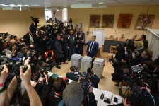 Magyar Péter szavazott, majd közölte, két ciklusban maximálják a miniszterelnöki hivatalt, ha nyernek