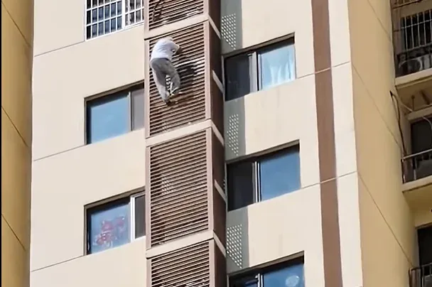 Bezárta magát 27. emeleti lakásába, az épület falán mászva menekült egy 89 éves kínai nagymama