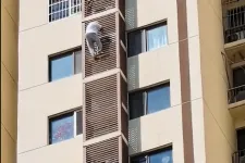 Bezárta magát 27. emeleti lakásába, az épület falán mászva menekült egy 89 éves kínai nagymama