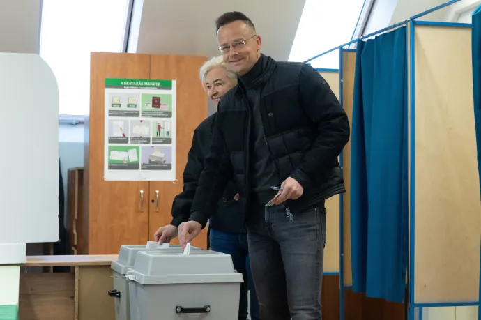 Szijjártó Péter külgazdasági és külügyminiszter és felesége, Szijjártó-Nagy Szilvia leadja szavazatát az országgyűlési választáson Dunakeszin, a Kinizsi Sportklubban kialakított szavazókörben 2026. április 12-én – Fotó: Kocsis Zoltán / MTI
