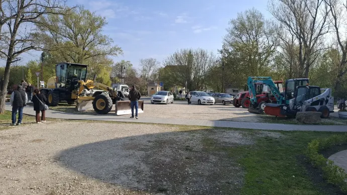 Földmunkagépek és traktorok az etyeki szavazókör előtt – Fotó: Olvasói fotó / Telex