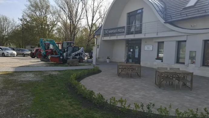 Földmunkagépek és traktorok az etyeki szavazókör előtt – Fotó: Olvasói fotó / Telex