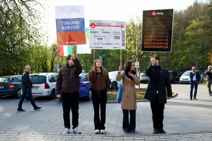 Aktivisták tüntetnek a szavazóhelyiség előtt, ahol Orbán éppen voksol – Fotó: Lisi Niesner / Reuters