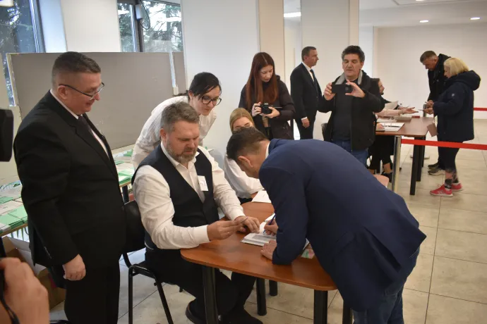 Bár most a levélszavazatos urnát alig páran közelítik meg, az elmúlt két hét alatt 140 ezren már leadták a voksukat Csíkban – Fotók: Tőkés Hunor / Transtelex