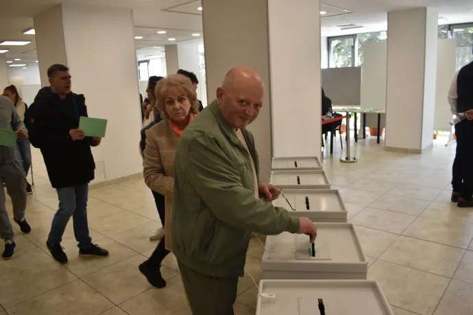 Bár most a levélszavazatos urnát alig páran közelítik meg, az elmúlt két hét alatt 140 ezren már leadták a voksukat Csíkban – Fotók: Tőkés Hunor / Transtelex