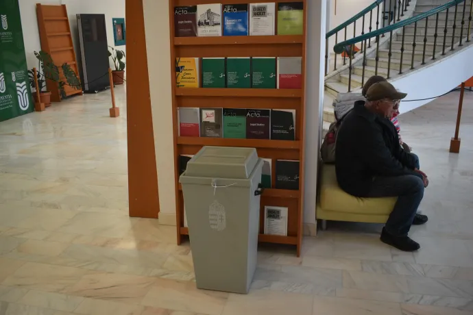 Bár most a levélszavazatos urnát alig páran közelítik meg, az elmúlt két hét alatt 140 ezren már leadták a voksukat Csíkban – Fotók: Tőkés Hunor / Transtelex