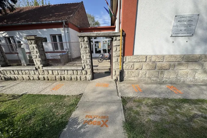 Pócs János Fidesz-jelölt neve egy szavazókör bejáratánál felfestve – Fotó: Olvasói fotó / telex