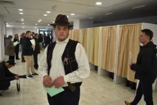 Rekordszintű a részvétel a Sapientián: délre már 30 méteres a sor, fél órát is vár, aki a csíkszeredai szavazókörben szavaz
