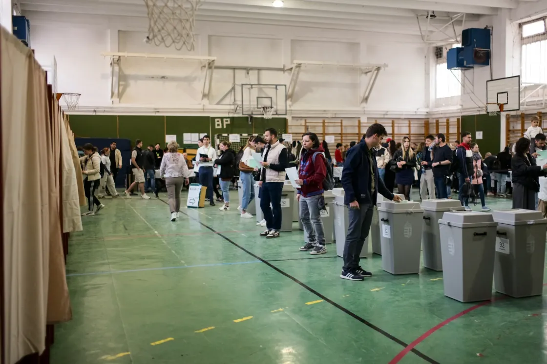 37,98 százalék a részvételi arány délelőtt 11-ig, Rácz András szerint az oroszok aktívan beavatkoznak a választásba