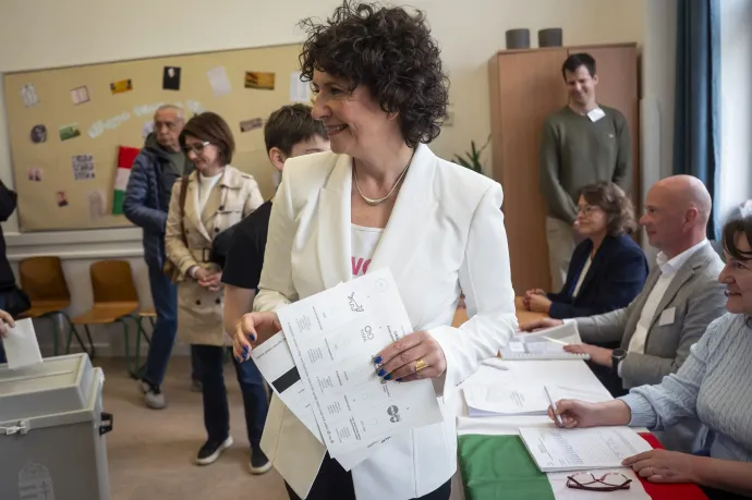 Dobrev Klára, a Demokratikus Koalíció elnöke, mielőtt leadja szavazatát az országgyűlési választáson a budapesti Áldás utcai Általános Iskolában kialakított szavazókörben 2026. április 12-én – Fotó: Balogh Zoltán / MTI