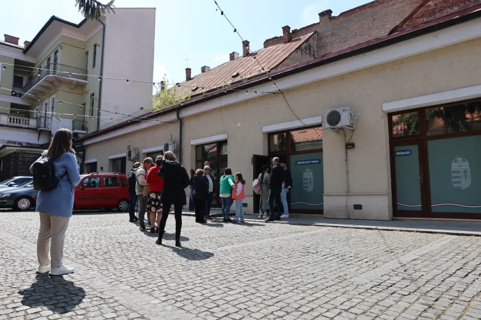 Sorban állás a külképviseleti szavazóhelyiség előtt, és a kötelező szavazási fénykép – Fotó: Gál László / Transtelex