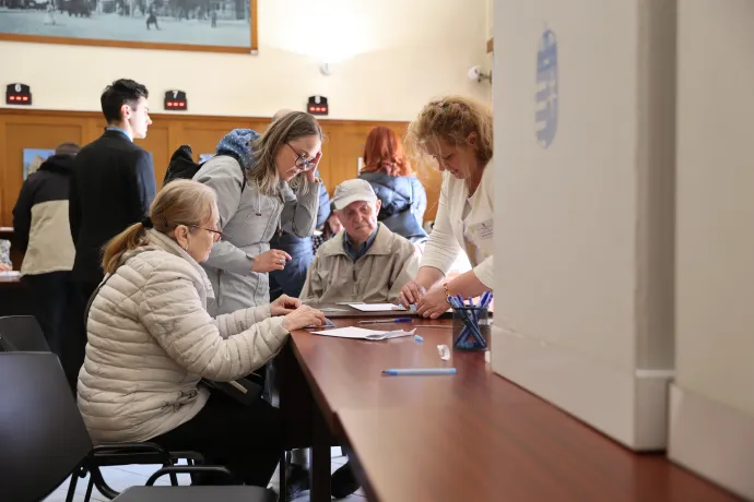 Sorbaállás a levélszavazatok leadásánál és a szavazás – Fotó: Gál László / Transtelex