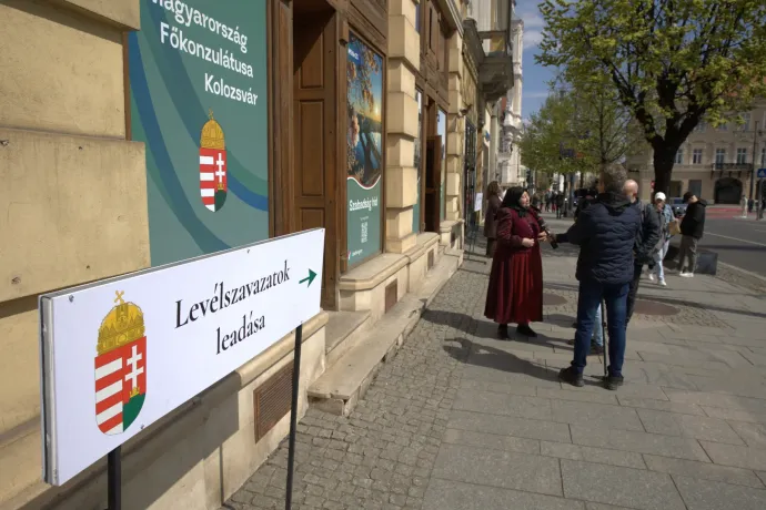 A kolozsvári vasárnaphoz képest nagy a sürgés a főkonzulátuson, de sorban állni alig kell a szavazáshoz