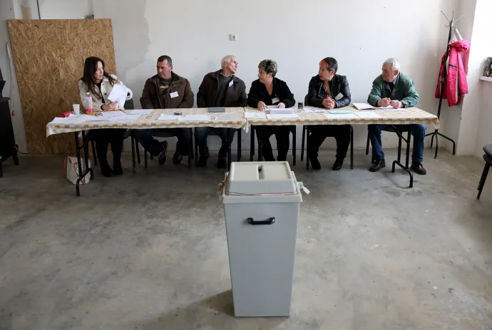 A szavazatszámláló bizottság tagjai az ország legkisebb szavazókörében Borsod-Abaúj-Zemplén vármegyei Debrétén – Fotó: Vajda János / MTI