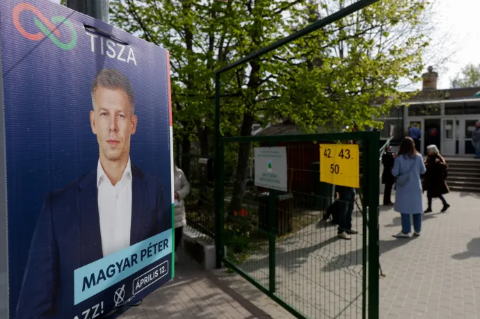 Magyar Péter plakát az egyik budapesti szavazókörzet közelében – Fotó: Leonhard Foeger / Reuters